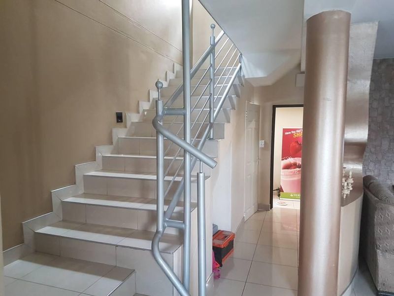 STUNNING DOUBLE-STOREY 4 BEDROOM HOUSE FOR SALE IN HOCHLAND PARK - Photo 9