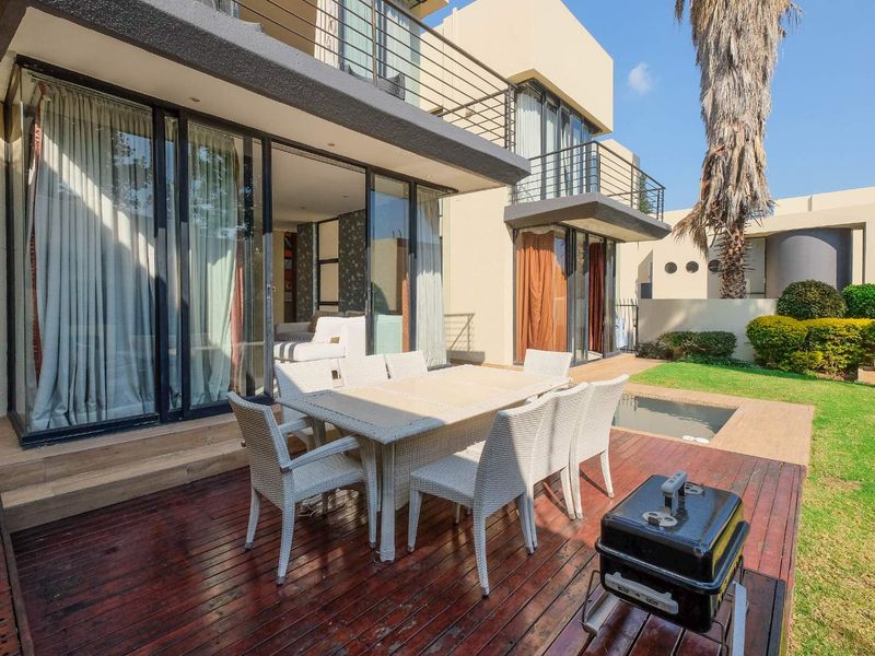 Upmarket Double Storey 3 Bedroom, 2.5 Bath Townhouse with its own splash pool - Photo 3