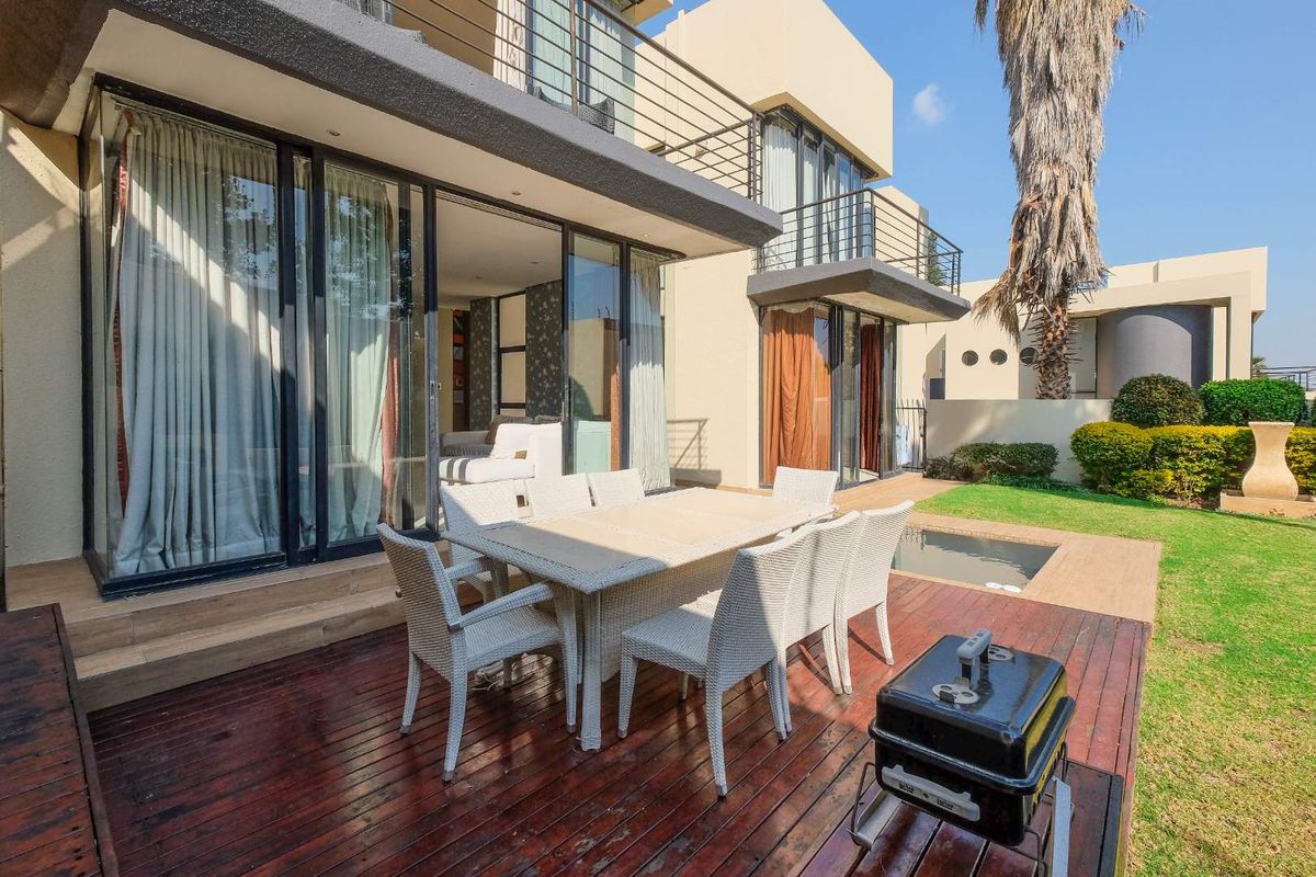 Upmarket Double Storey 3 Bedroom, 2.5 Bath Townhouse with its own splash pool - Photo 3