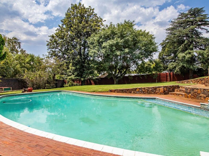 Spacious 4-Bedroom Family Home on a 2,136m2 Corner Stand in Northcliff - Photo 5