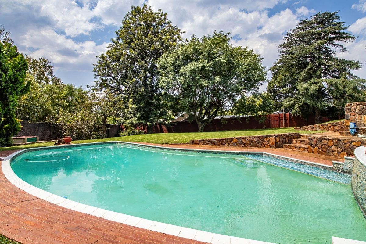 Spacious 4-Bedroom Family Home on a 2,136m2 Corner Stand in Northcliff - Photo 5