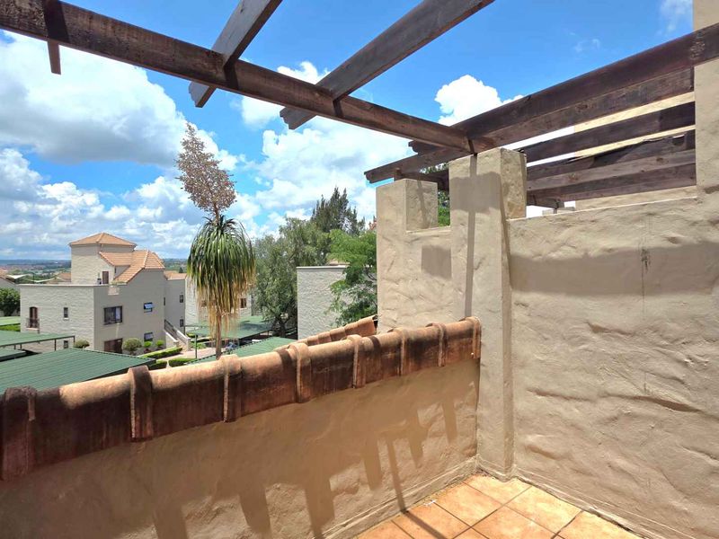 PRICED TO GO!!! Loft Apartment with Stunning Views in Paulshof - Photo 10