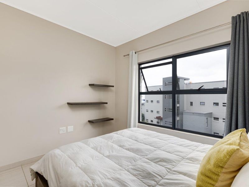 Experience Unparalleled Luxury and Security in Our Upmarket Penthouse Apartment with Gorgeous Views - Photo 10