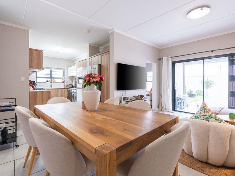 Three Bedroom Groundfloor Corner Apartment - Photo 2