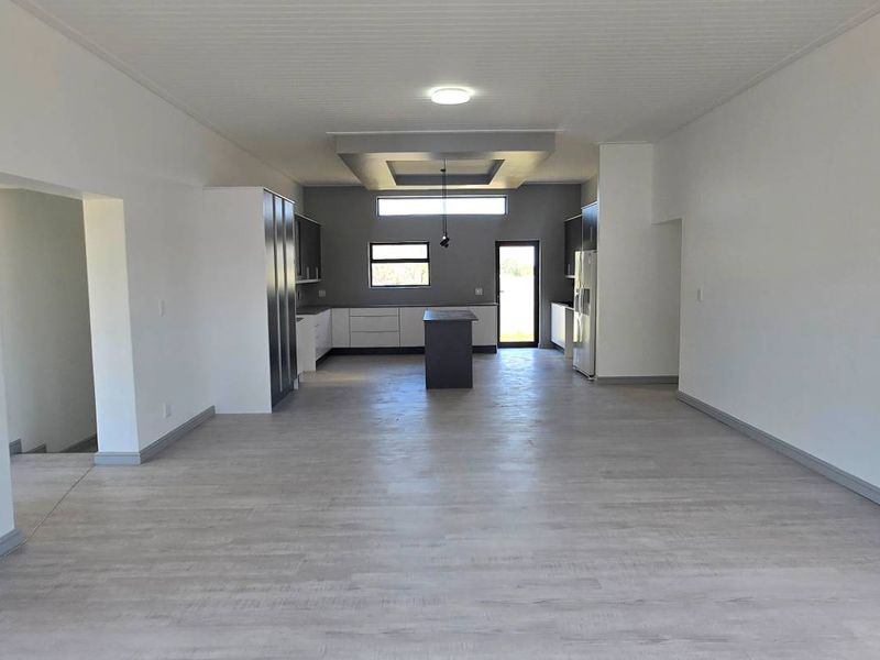 Brand New 5-Bedroom Coastal Home Just 150m from the Beach – No Transfer Duty! - Photo 8