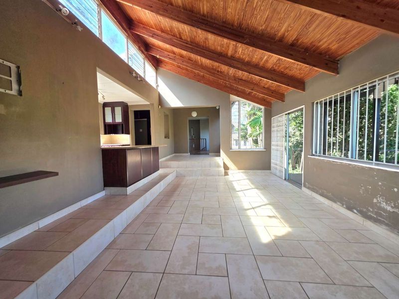 Prime Investment Opportunity – Family Home with Student Accommodation Potential in Manor Gardens - Photo 7