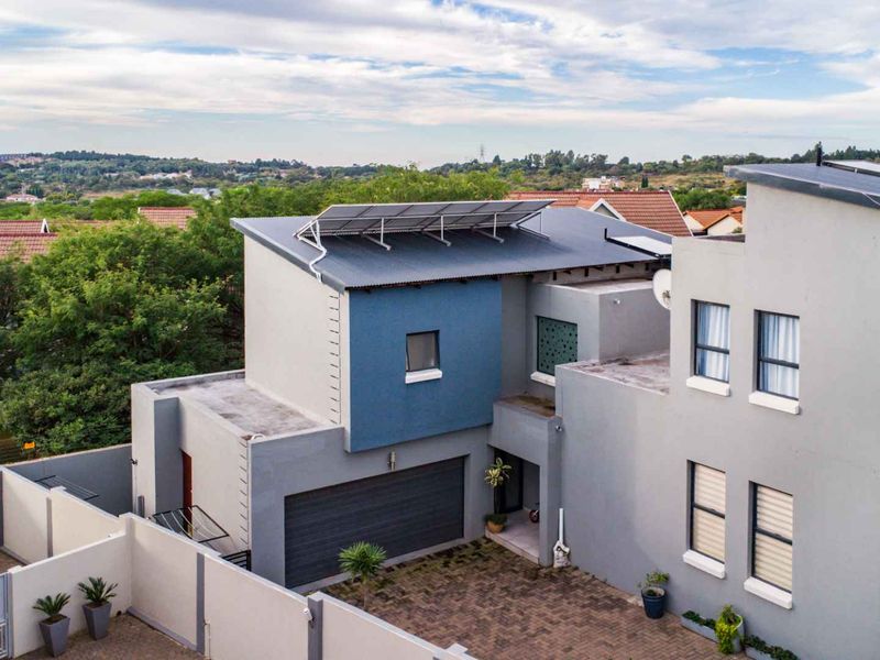 Modern, Solar-Powered 3 Bedroom Home in Sought-After Estate - Photo 2