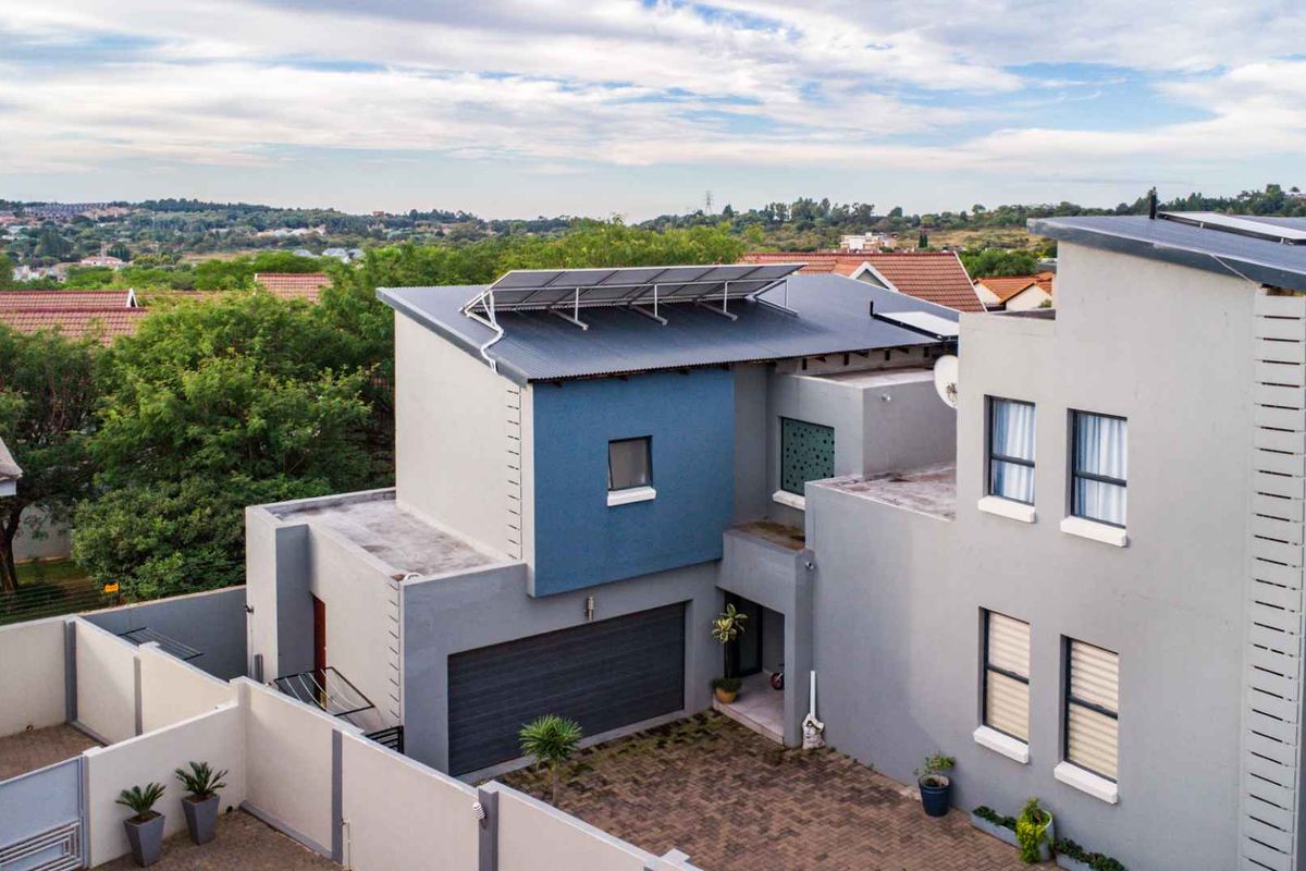 Modern, Solar-Powered 3 Bedroom Home in Sought-After Estate - Photo 2