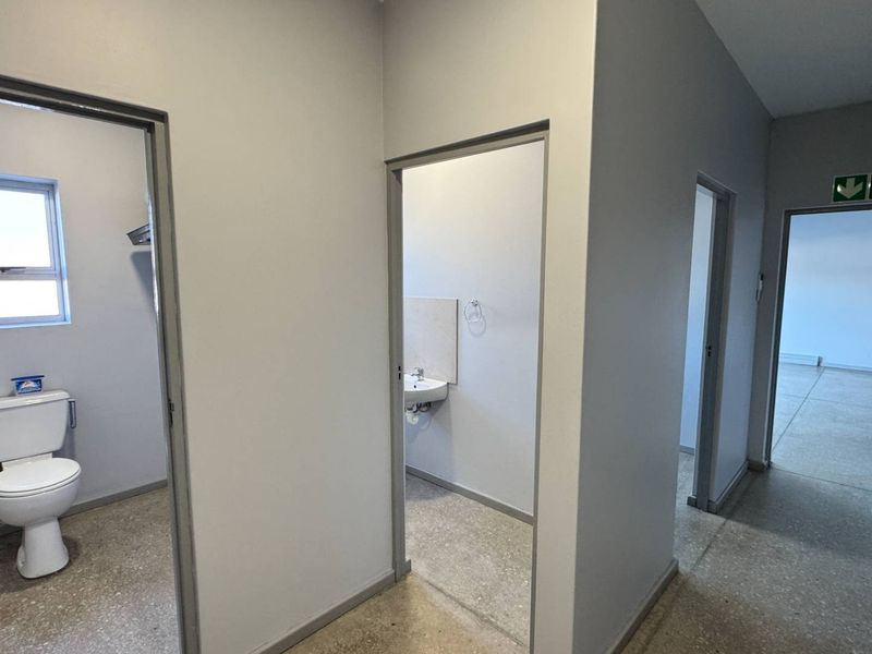 Secure Business Park - Warehouse with good height, available immediately! - Photo 10