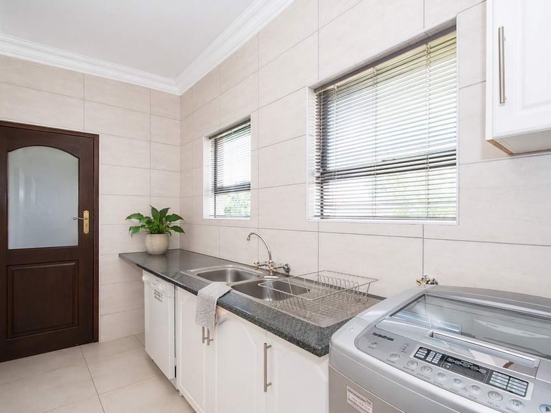 Upmarket secure Duplex Townhouse with Scenic Views & Exceptional Flow - Photo 9