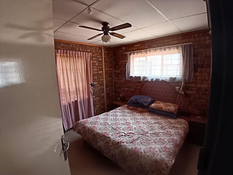 An excellent investment opportunity to transform this spacious 3-bedroom home into your ideal property. - Photo 8