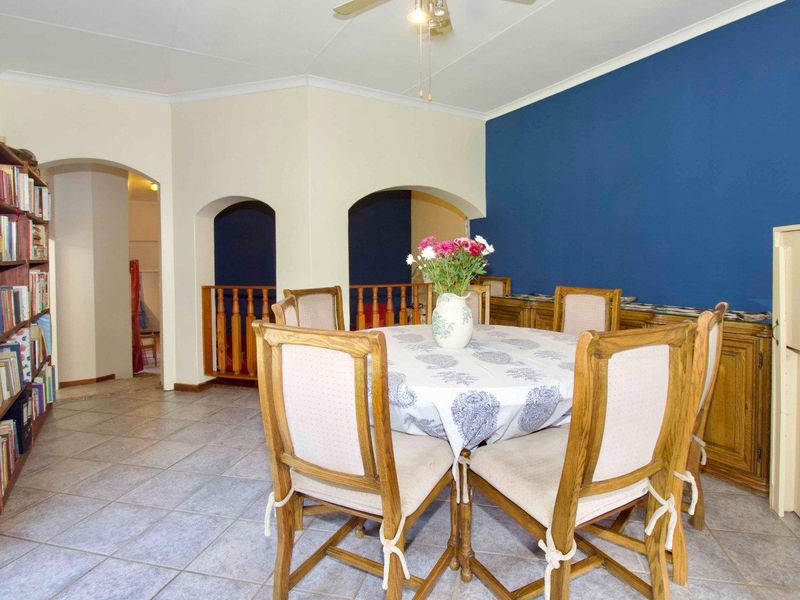 Spacious 3 bedroom Simplex in a secure complex. - Photo 9