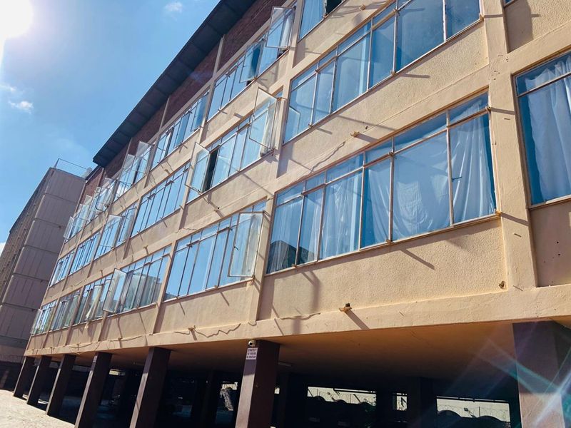 **Spacious 2 Bedroom Apartment for Shared Living** - Photo 2