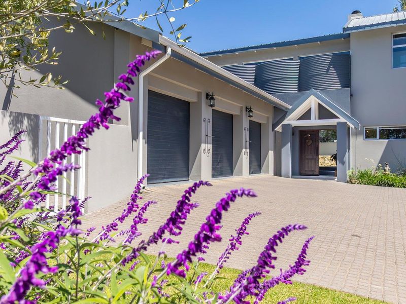 Elegant Four Bedroom Contemporary Farm House - Photo 2