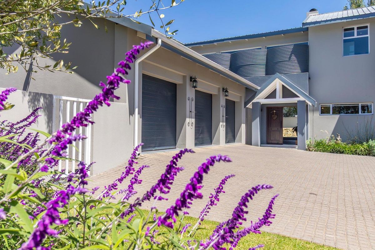 Elegant Four Bedroom Contemporary Farm House - Photo 2