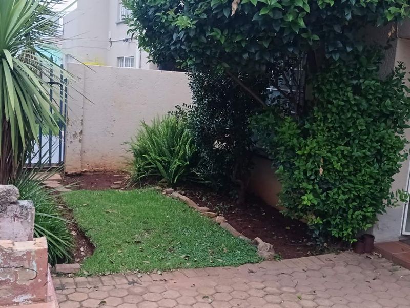 Cozy 2 Bedroom Townhouse For Sale ! - Photo 2