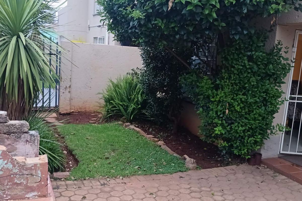 Cozy 2 Bedroom Townhouse For Sale ! - Photo 2