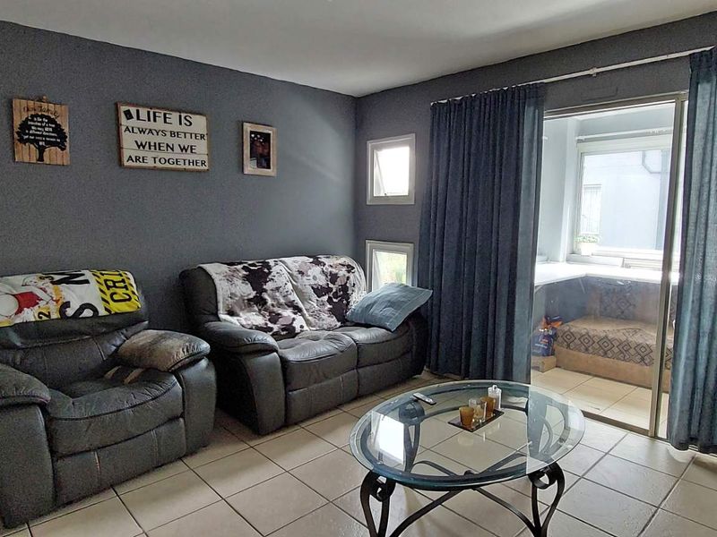 3 Bedroom in Secure Complex - Photo 2