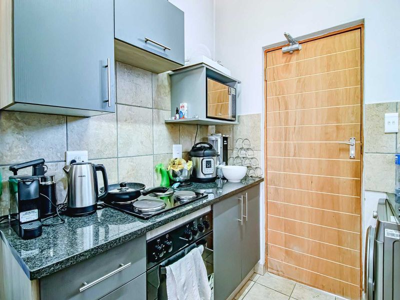 Modern 2 bedroom starter apartment in Rooihuiskraal north - Photo 5