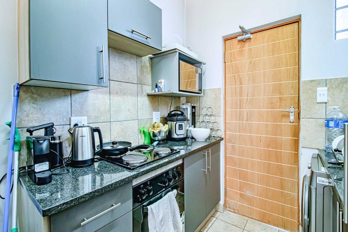 Modern 2 bedroom starter apartment in Rooihuiskraal north - Photo 5