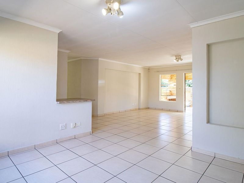 Lovely 3 bed, 2 bath cluster available in Northriding - Photo 7
