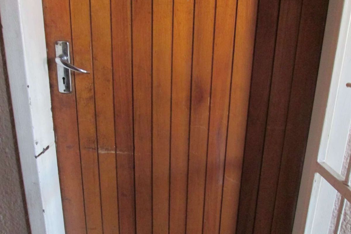 A VERY NEAT AND CLEAN BEAUTIFUL BACHELOR FLAT FOR SALE IN PRETORIA  CENTRAL - Photo 2