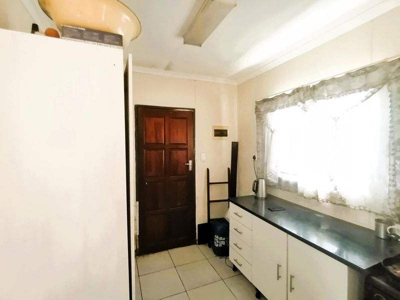 Charming 2-Bedroom Home – Ideal for Investors - Photo 2