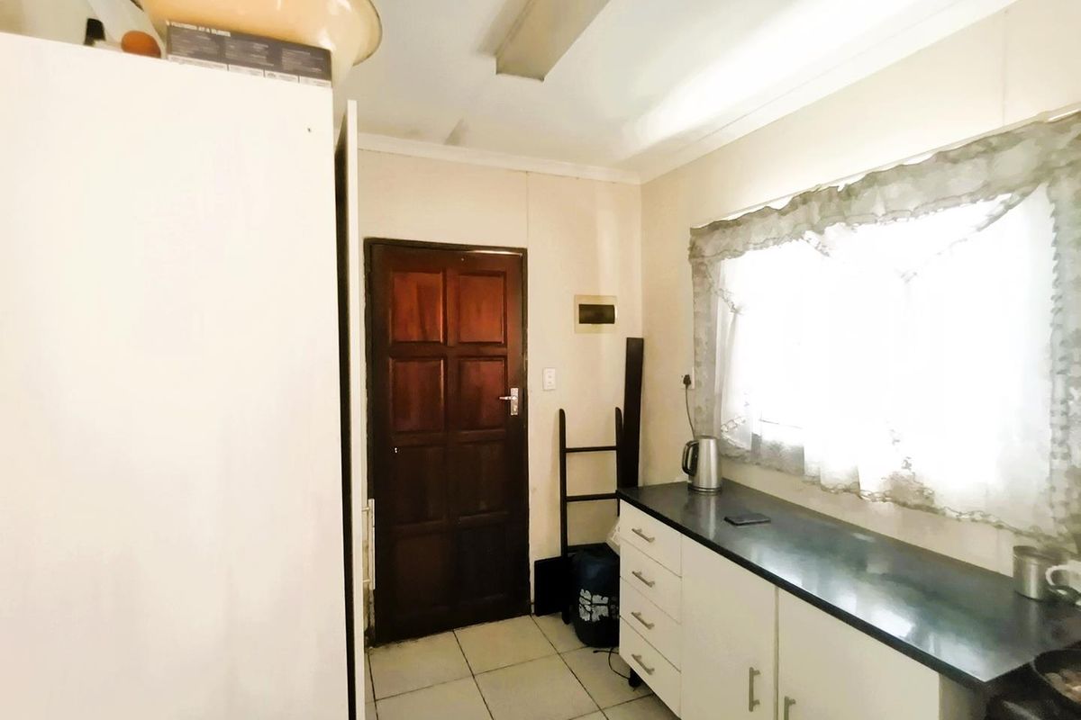 Charming 2-Bedroom Home – Ideal for Investors - Photo 2