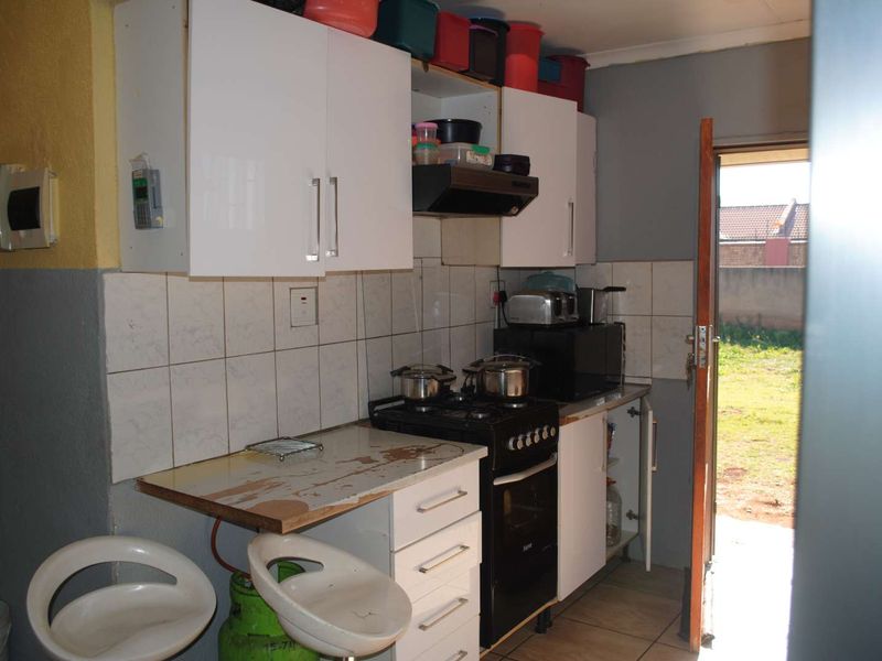 Cozy 3 Bedroom home - Photo 7