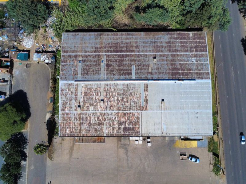 Massive 1,350 m2 Open-Plan Warehouse / Showroom on Steve Biko Road - Photo 2