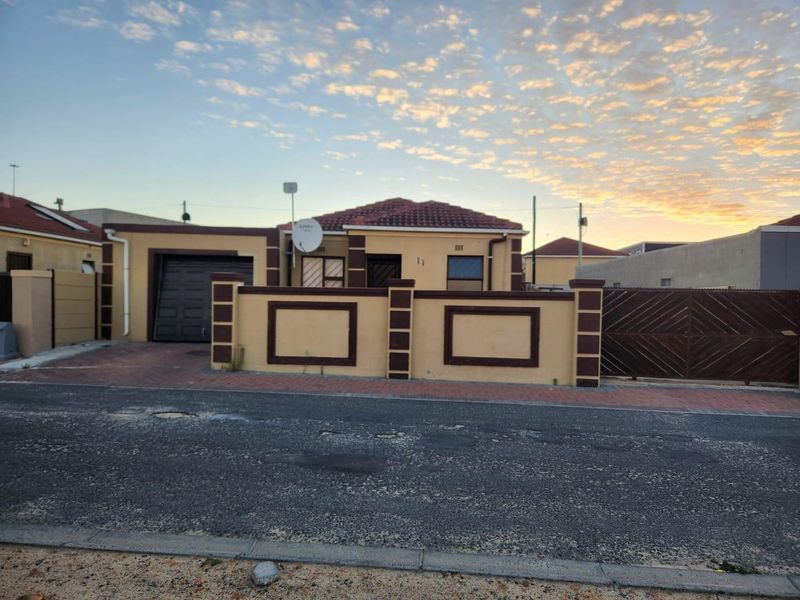 Charming Family Home with Income Potential in iLitha Park, Khayelitsha - Photo 4