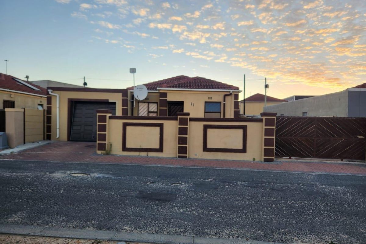 Charming Family Home with Income Potential in iLitha Park, Khayelitsha - Photo 4