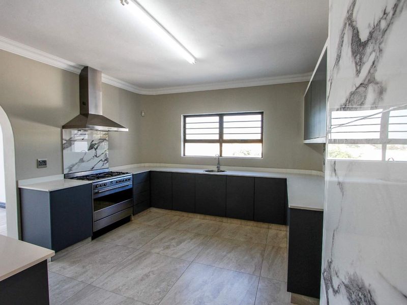 Beautifully renovated 6 bedroom home with breath taking sea views - Photo 10