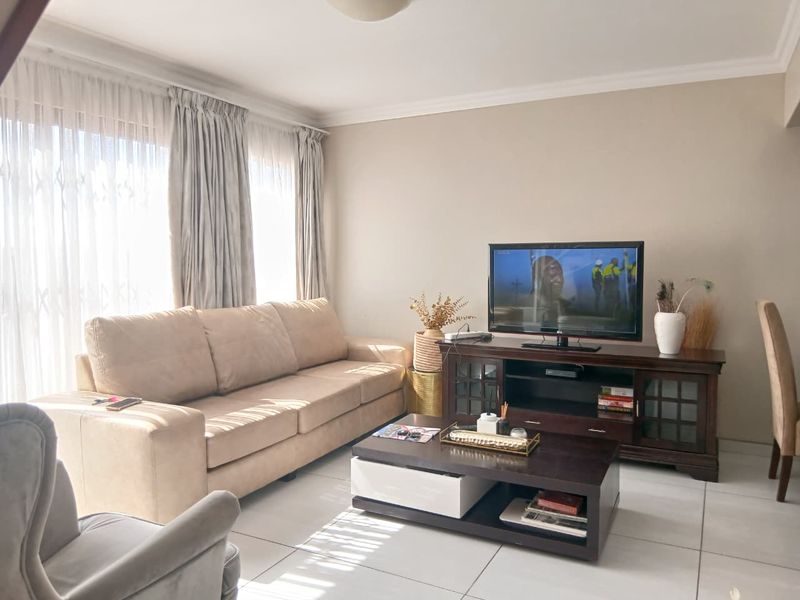 Spacious 3-Bed Home with Private Garden & 24-Hour Security - Photo 6