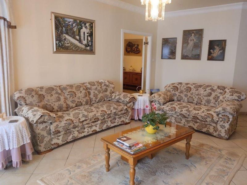 Spacious 4-Bedroom single level Family Home - Photo 8