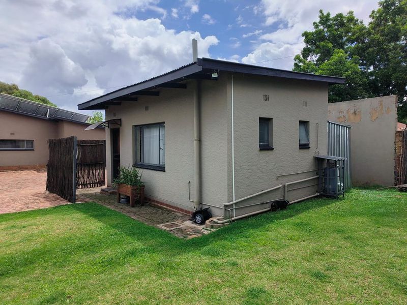 Investment property with a 3 bedroomed home, plus  2 freestanding, self contained flats. - Photo 7