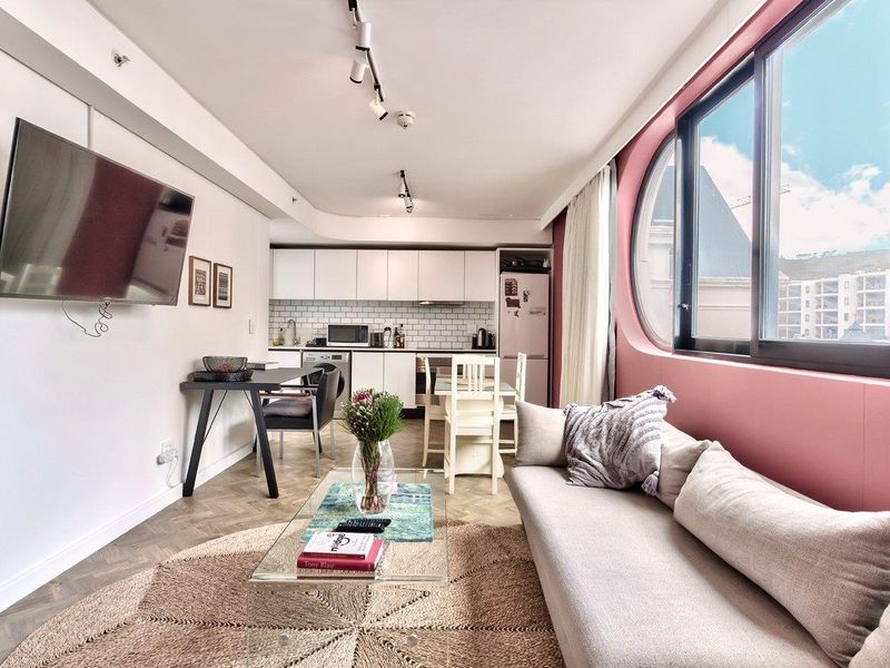 Stylish City Living and Airbnb with Iconic Design & good Views - Photo 2