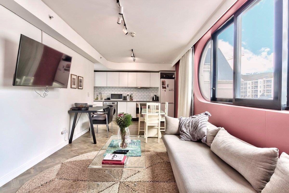 Stylish City Living and Airbnb with Iconic Design & good Views - Photo 2