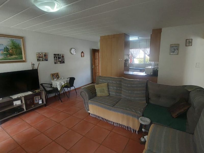 Charming Ground Floor Unit with Pool Access in Secure Estate ! - Photo 7