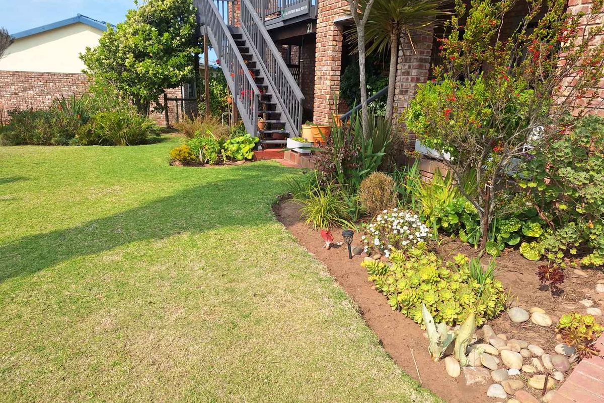 Charming 4 Bedroom Home in Boggomsbaai: Perfect for Reirement or Family Retreat - Photo 3