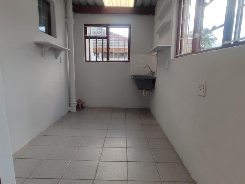 Spacious home on shared property with occupied garden cottage - Photo 4