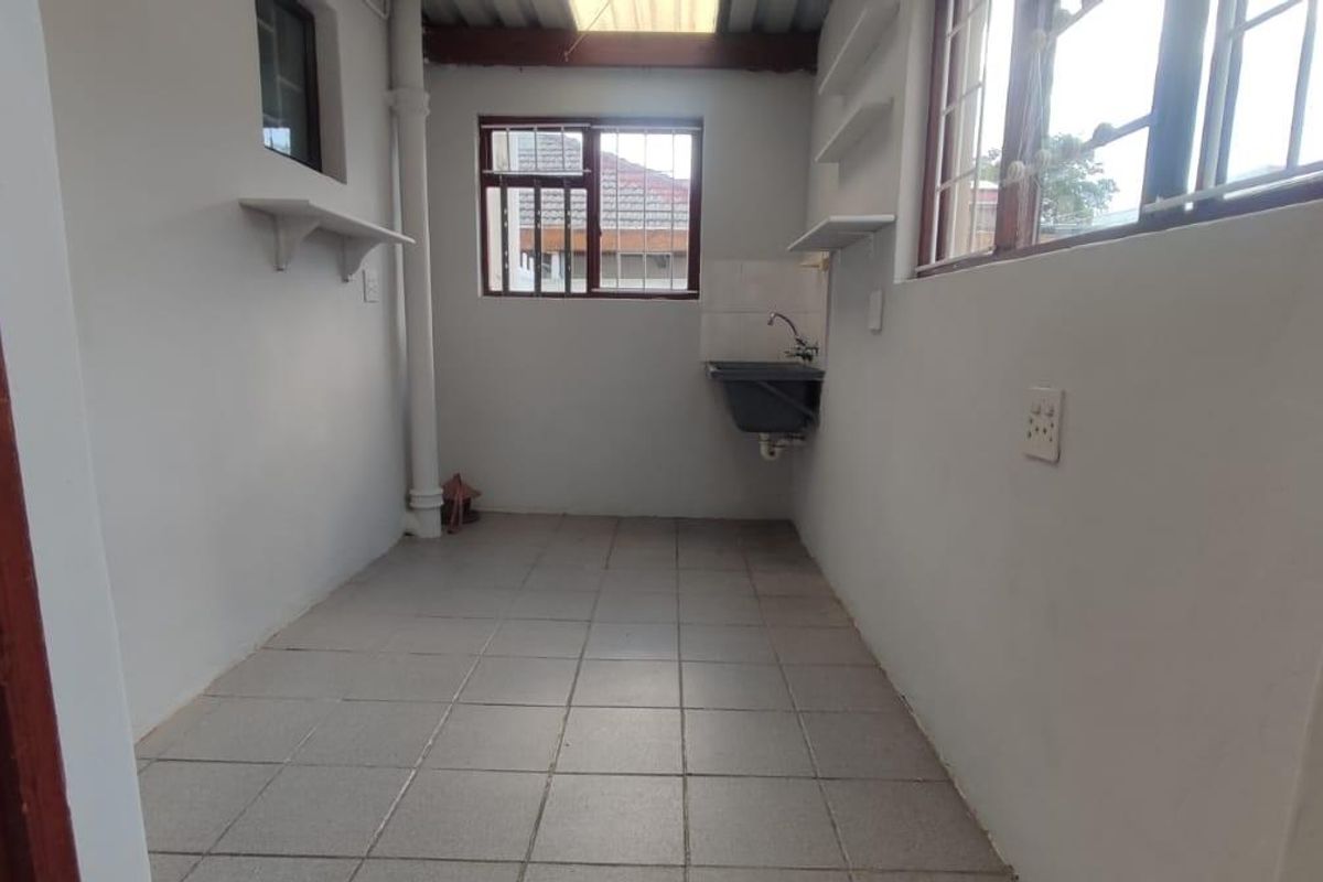 Spacious home on shared property with occupied garden cottage - Photo 4