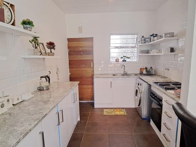 Modern 2-Bedroom, 2-Bathroom Apartment with Patio & Braai – Walk to Northgate Shopping Centre - Photo 2