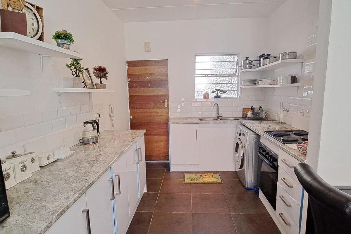 Modern 2-Bedroom, 2-Bathroom Apartment with Patio & Braai – Walk to Northgate Shopping Centre - Photo 2