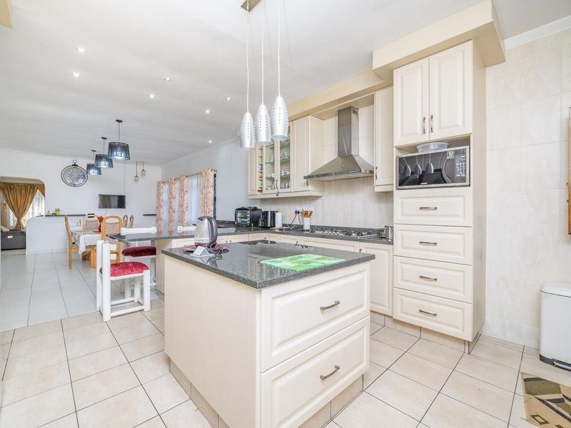 Your Spacious Escombe Oasis Awaits! - Photo 7