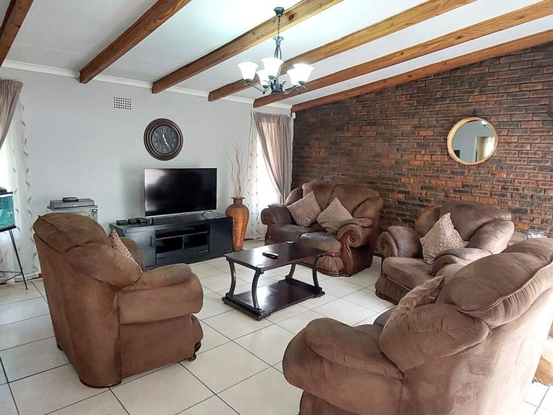 Family home for entertainers, offering extra flatlet - Photo 3
