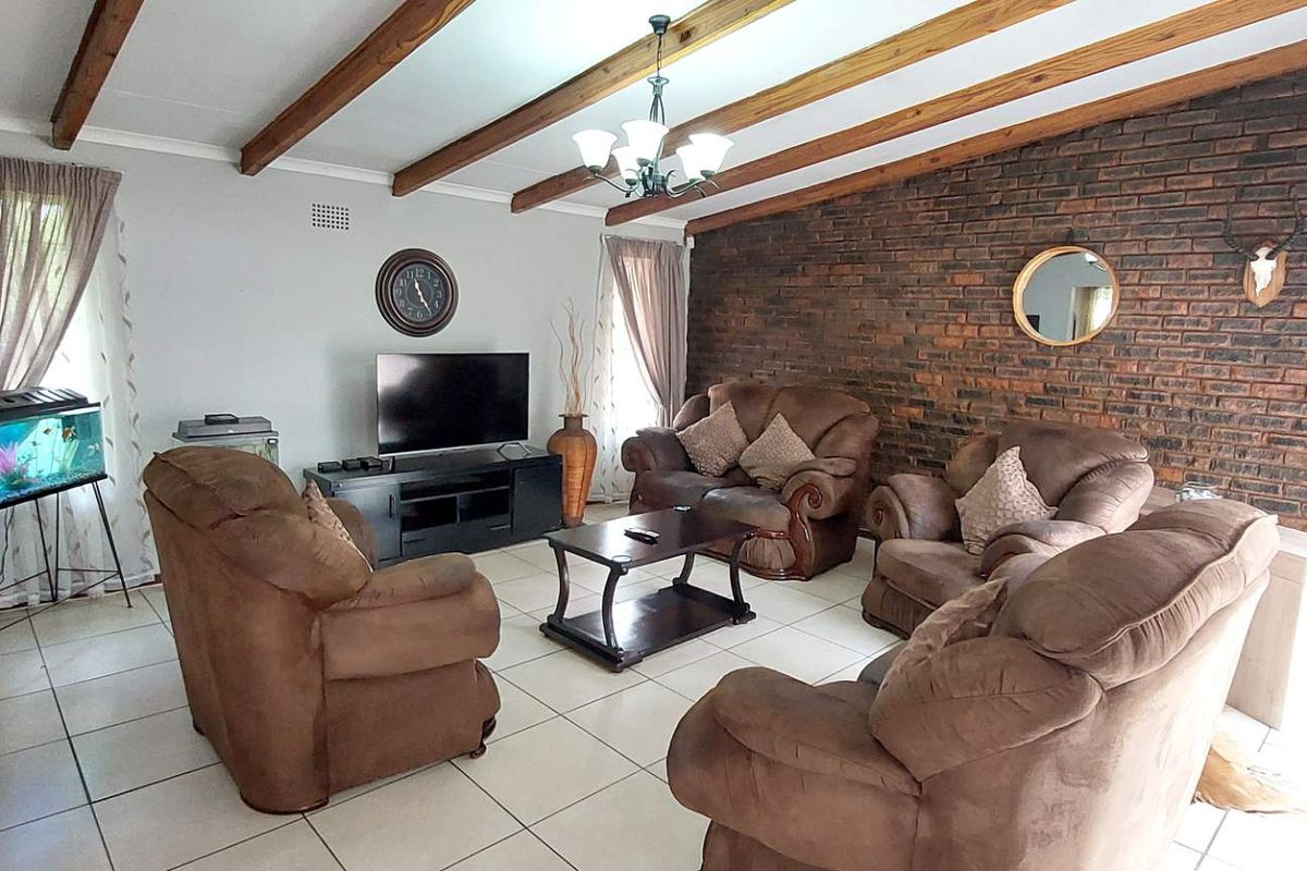 Family home for entertainers, offering extra flatlet - Photo 3