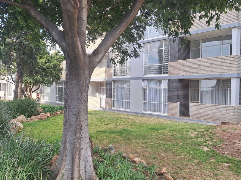 2 Bedroom Apartment in Roodepoort - Photo 3