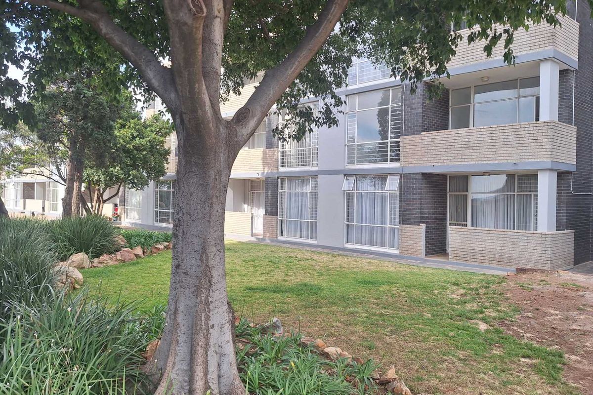 2 Bedroom Apartment in Roodepoort - Photo 3