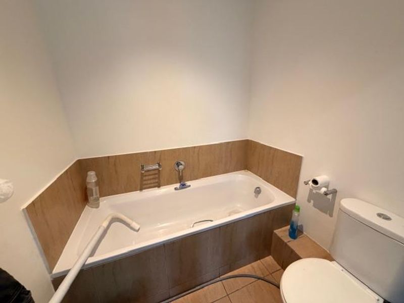 2 Beds, 2 bathrooms UNFURNISHED apartment with 2 parking bays, juliette balcony - Photo 7
